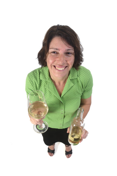 在白色背景下喝酒的女人图片下载