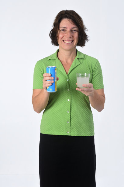 喝白葡萄酒的女人图片下载