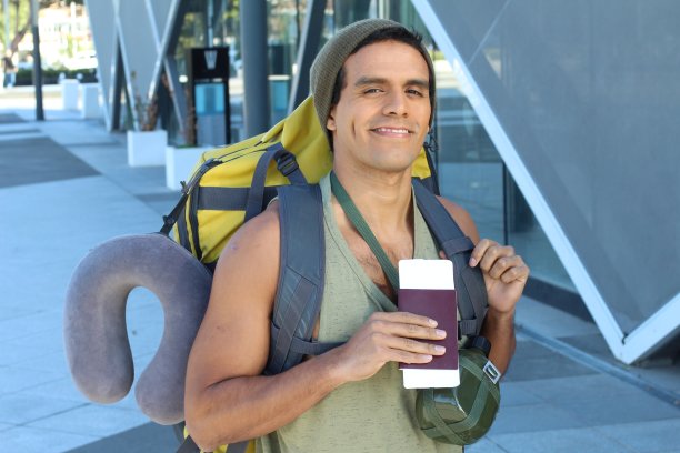 持有护照和机票的少数民族背包客图片下载