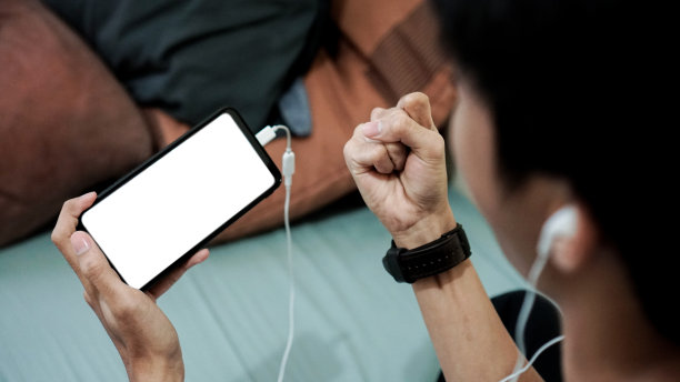 亚洲千禧玩手机游戏指向屏幕后视图图片下载