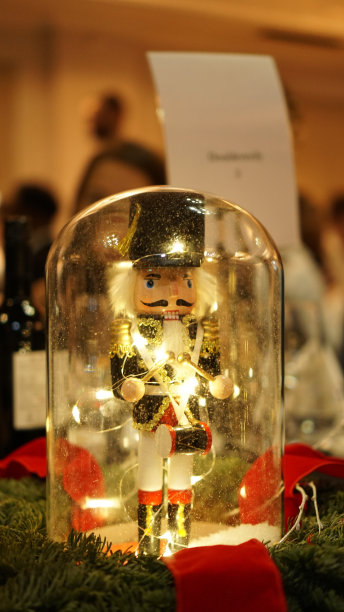 英国伦敦，圣诞装饰桌上的玻璃杯里装着胡桃夹子士兵玩具。图片下载