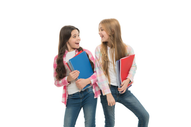 学校的文具。学生们带着大课本去学校上课。采取额外的类。教科书上的女孩都是白色背景。很高兴成为学生。学习用品的概念。我们爱学习图片下载