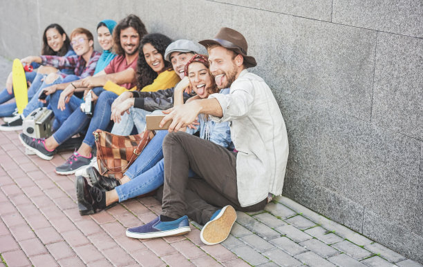 来自不同文化和种族的快乐朋友们自拍-伊拉斯谟大学的学生们享受着科技趋势的乐趣-青年，技术和友谊的概念-主要集中在近距离的手图片下载