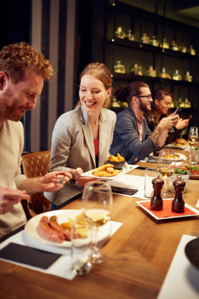 幸福的情侣在餐厅共进晚餐，分享食物。图片下载