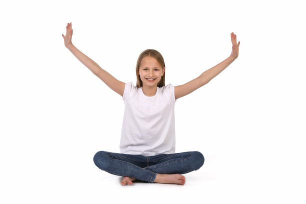 金发女孩坐在演播室里图片下载