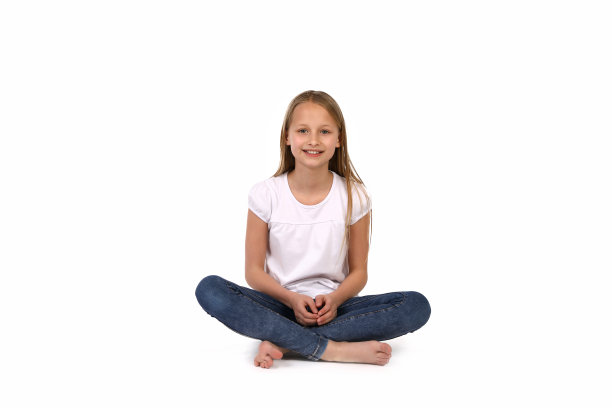 金发女孩坐在演播室里图片下载