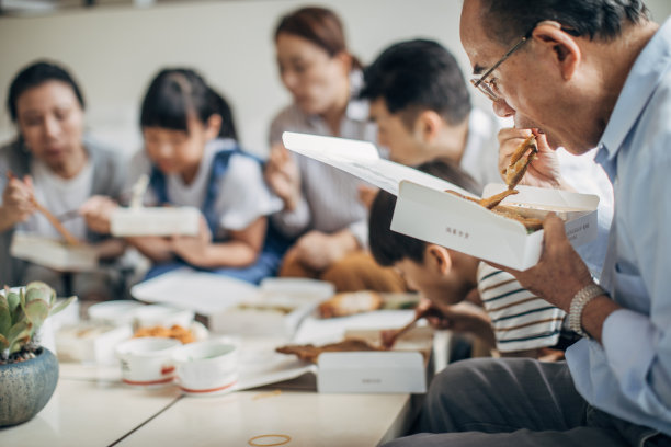 一大家人在家里一起吃午饭图片下载