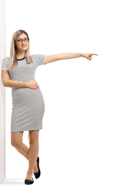 年轻女子靠在墙上，指着一边图片下载