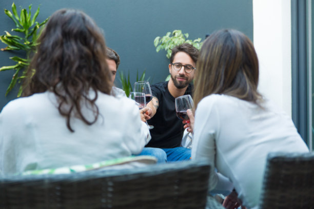 一群朋友在户外的露台上闲逛图片下载