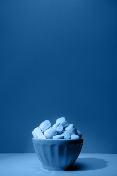 一碗棉花糖，配上经典的蓝色背景图片下载