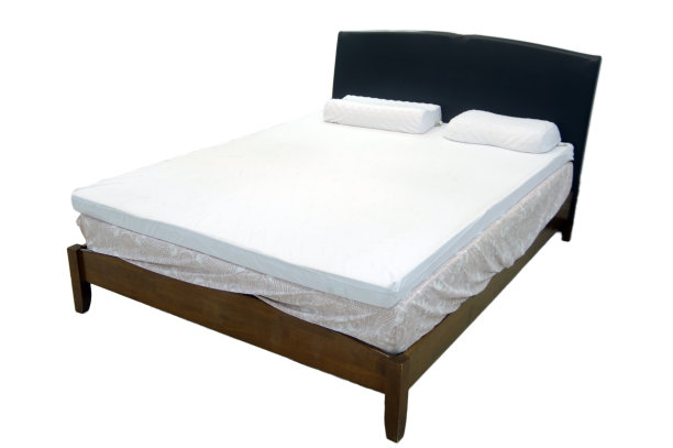 现代双人床，棉质床单和剪裁路径图片下载