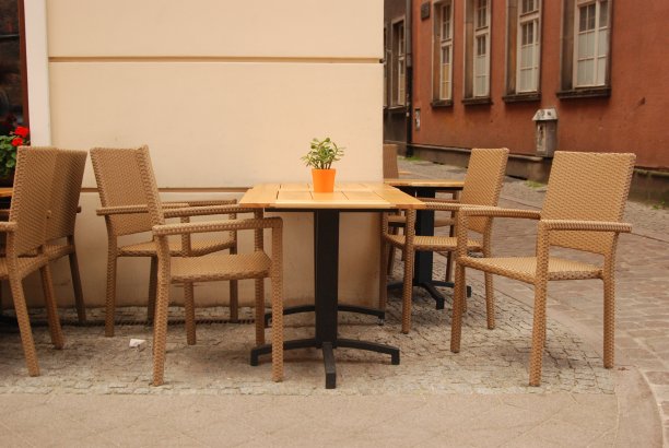 外面的桌椅，街边的咖啡图片下载