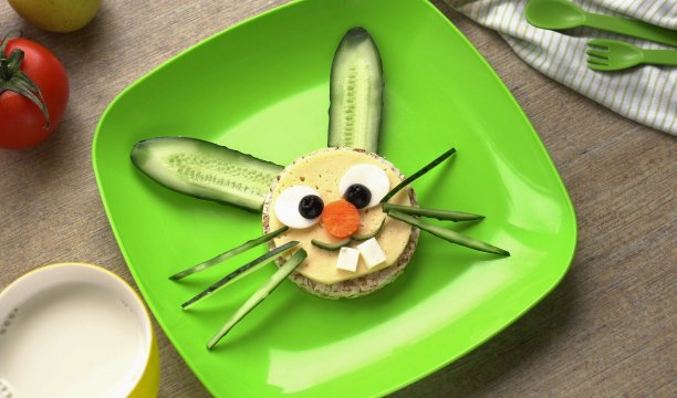 儿童健康食品艺术小吃。盘子上可爱的脸图片下载