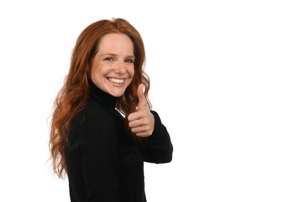 白底衬着深色毛衣的红头发女人图片下载