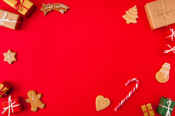 邀请圣诞卡片的想法。高角度的照片烤新年元素数字假日构成与中间的空白，在明亮的红色背景上孤立图片下载
