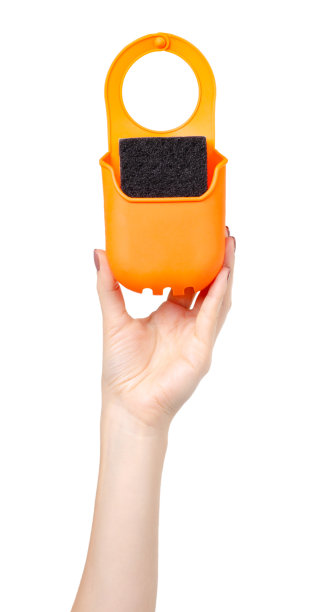 厨房海绵衣架，橙色硅胶器皿。孤立在白色的。图片下载