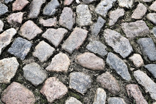 拉脱维亚里加，2019年11月，老城中世纪路面的粗糙石头图片下载