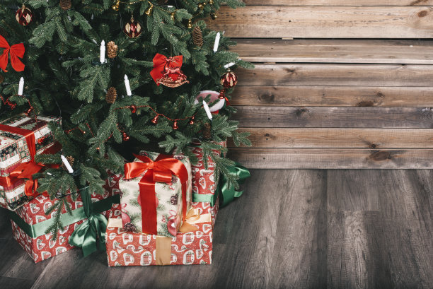 圣诞节盛宴。装饰精美的圣诞树与礼物。自然新年理念。添加你的文本。图片下载