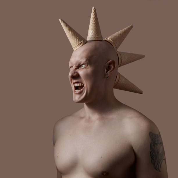 在浅棕色的背景上，一个男人把华夫筒顶在头上。图片下载