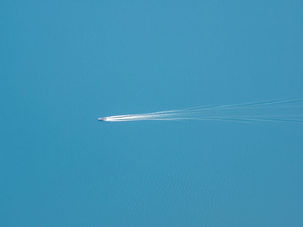 快速的游船在大海中笔直前进图片下载