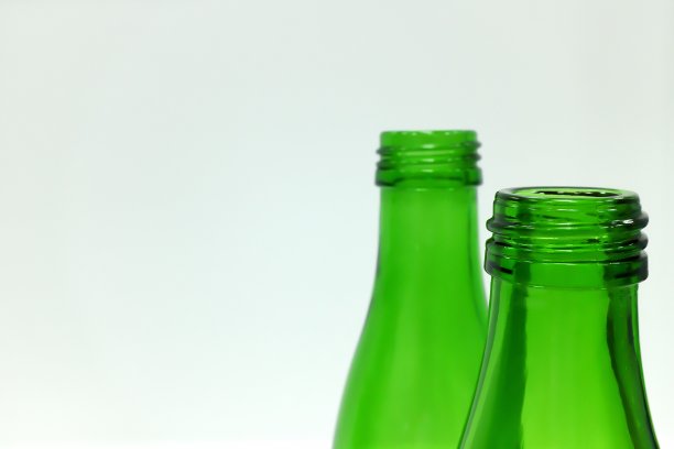 白色背景下的可重复使用绿色玻璃瓶图片下载