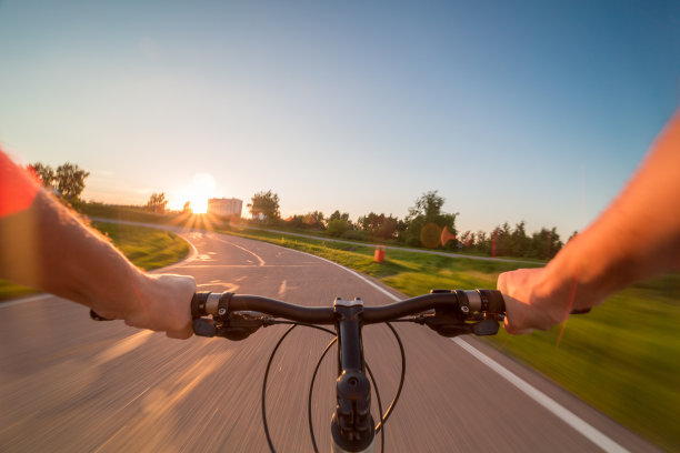 从自行车手的眼睛看路。图片下载