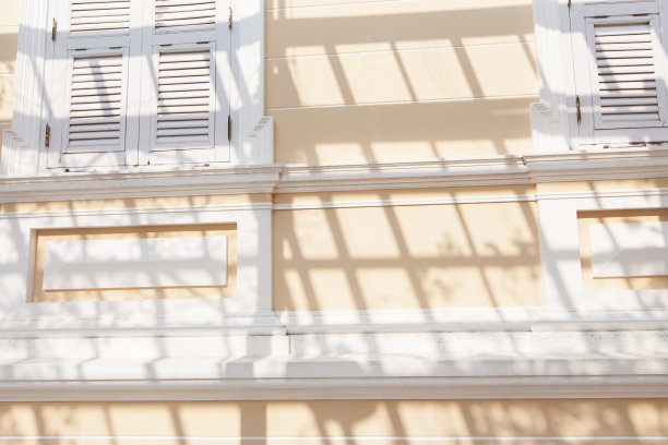 带有条纹阴影的殖民风格住宅建筑立面。图片下载