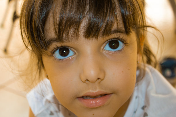 头发上插着一朵花的女孩图片下载