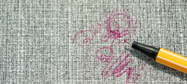 沙发上的彩绘织物用粉色标记。家具织物。图片下载