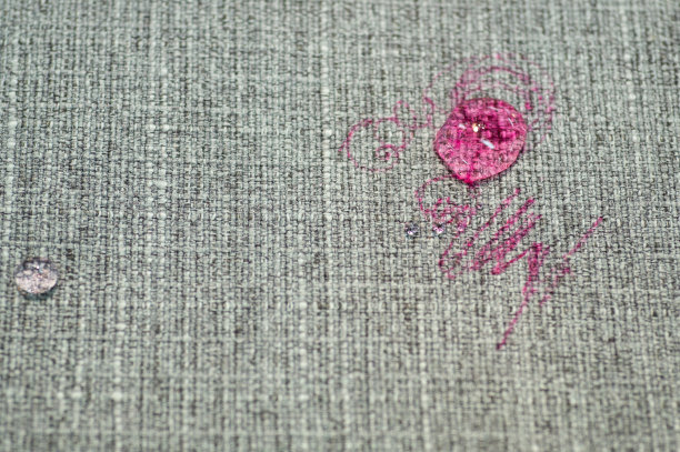 沙发上的彩绘织物用粉色标记。家具织物。图片下载