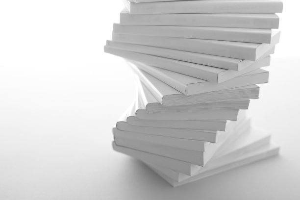成堆的白皮书和笔记本电脑图片下载