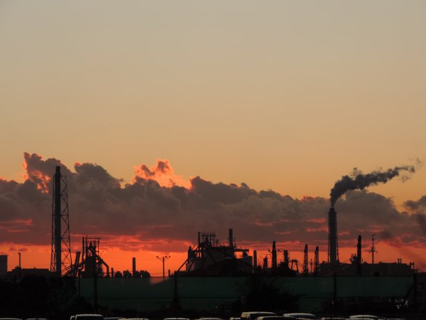 东京湾上的日落。壮观的天空映衬着炼油厂。图片下载