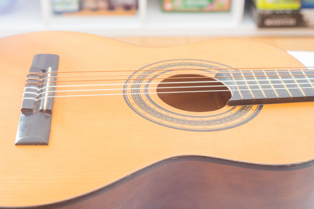 原声吉他的特写视图，焦点。用琴弦在桥上图片下载