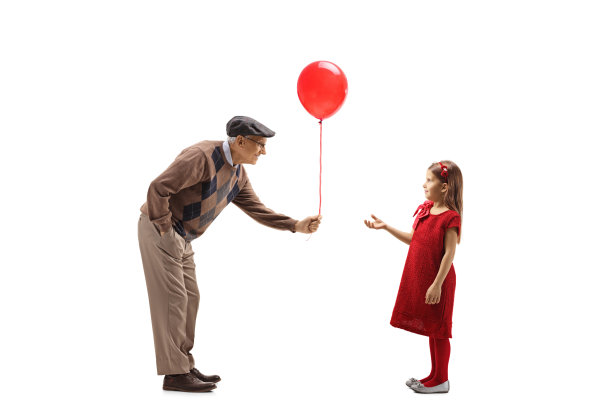 爷爷给孙女一个红色的气球图片下载