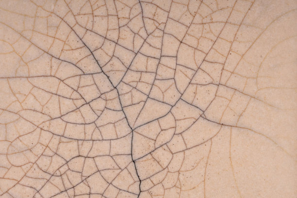 断裂的搪瓷。古老的陶器。光滑表面上的裂缝图片下载