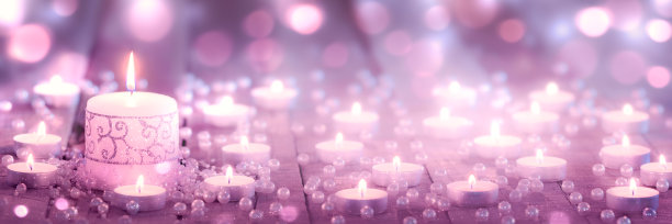 木地板上有花边的蜡烛图片下载