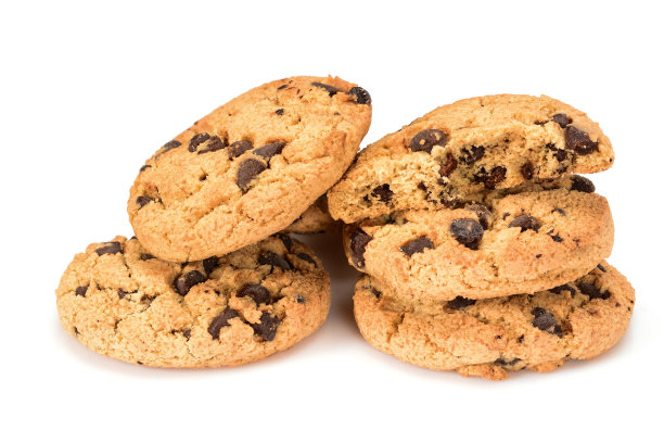 自制的饼干。整块和碎块的甜饼干和巧克力片。美味的饼干在高分辨率的特写，孤立的白色背景与小阴影。自制的面包店。图片下载
