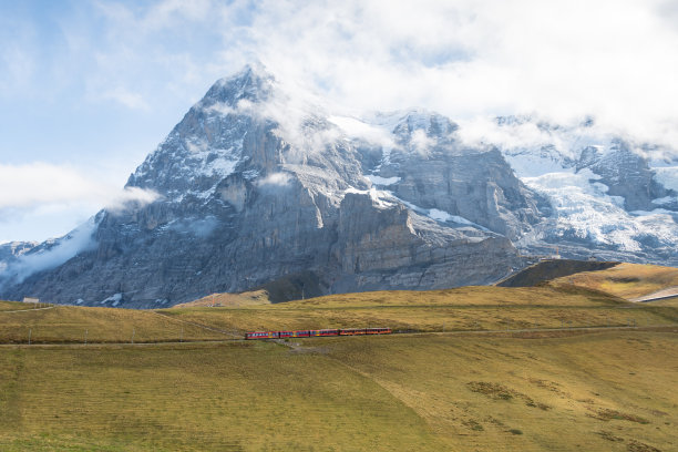 风景优美的瑞士阿尔卑斯山和红色火车图片下载