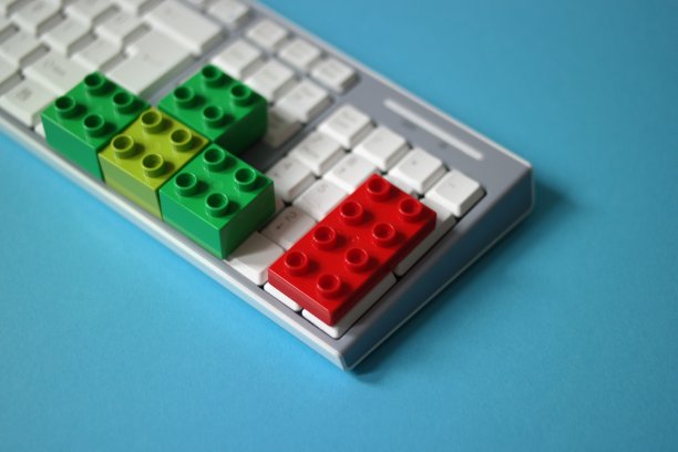 白色键盘上五颜六色的儿童玩具。图片下载