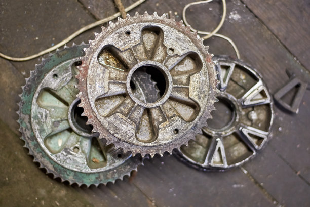 老摩托车在车库里的桌面上开星星。图片下载