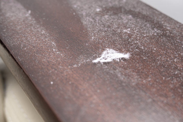 很多灰尘在木质家具表面抛光，积满灰尘的家居概念图片下载