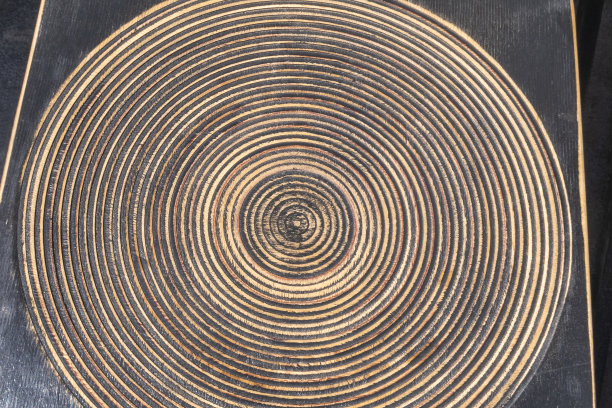 有多个圆圈形状的木制黑色板。图片下载