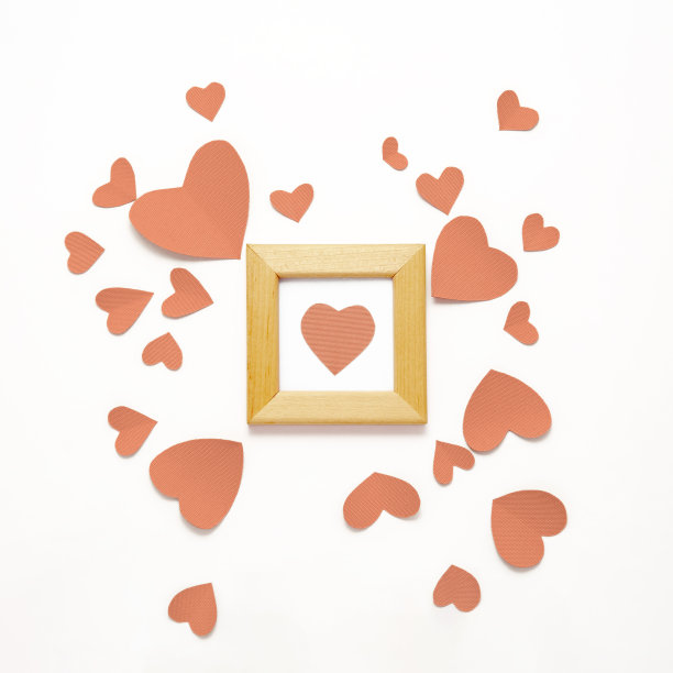 粉红色的心木框架。顶视图情人节装饰平躺。心白色背景横幅模板，图片下载