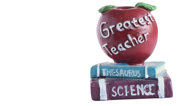 书上的红苹果雕像。老师欣赏。在白色的背景上回到学校的概念图片下载
