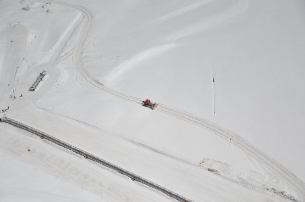 雪地拖拉机在少女峰的雪地上工作。图片下载