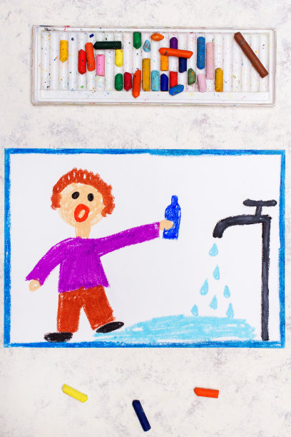 节约用水的概念。男孩打开水龙头，很多水从地板上流出来。人浪费水。彩色图画照片。图片下载