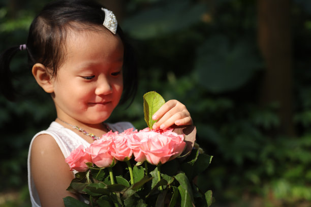 一个亚洲女孩站了起来。图片下载