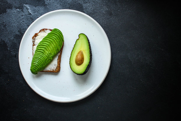 鳄梨三明治，健康食品（面包吐司小吃）菜单概念。美食背景。顶部视图。复制空间图片下载