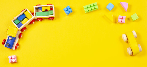 彩色的木制玩具和方块在粉红色的背景图片下载