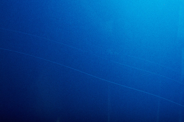 蓝色汽车漆上的长划痕图片下载